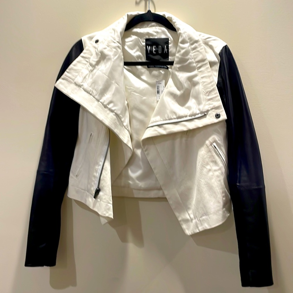 Gorgeous contemporary Veda jacket. Size S